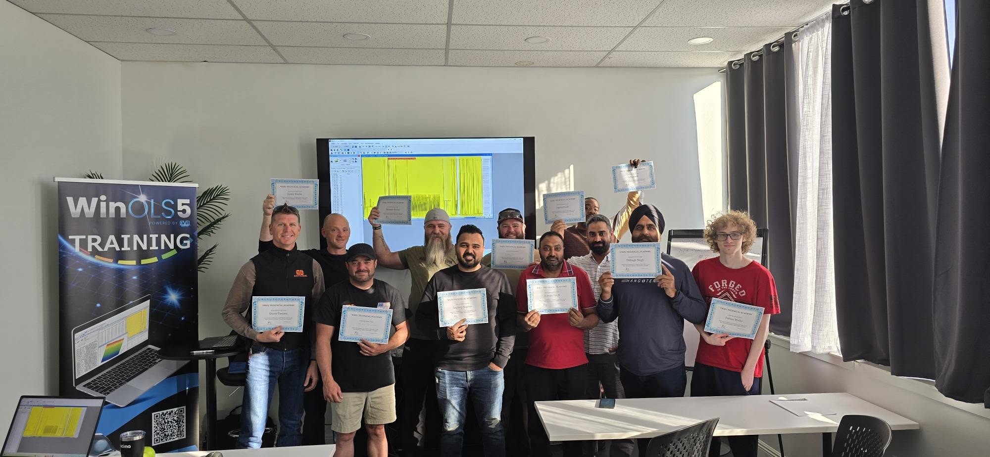 Formação em Tuning de Veículos com Remap 101. SEMA. Formação presencial em tuning de veículos nos EUA. Grupo de alunos bem sucedidos.